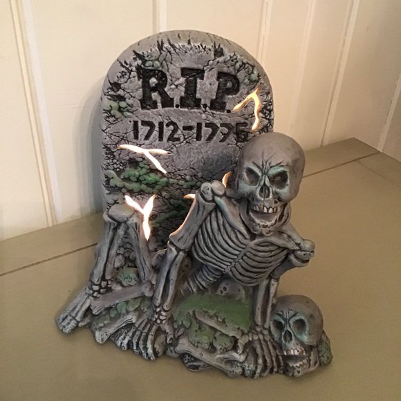 HALLOWEEN LIGHTED CERAMIC SKELETON - Picture 11 of 12